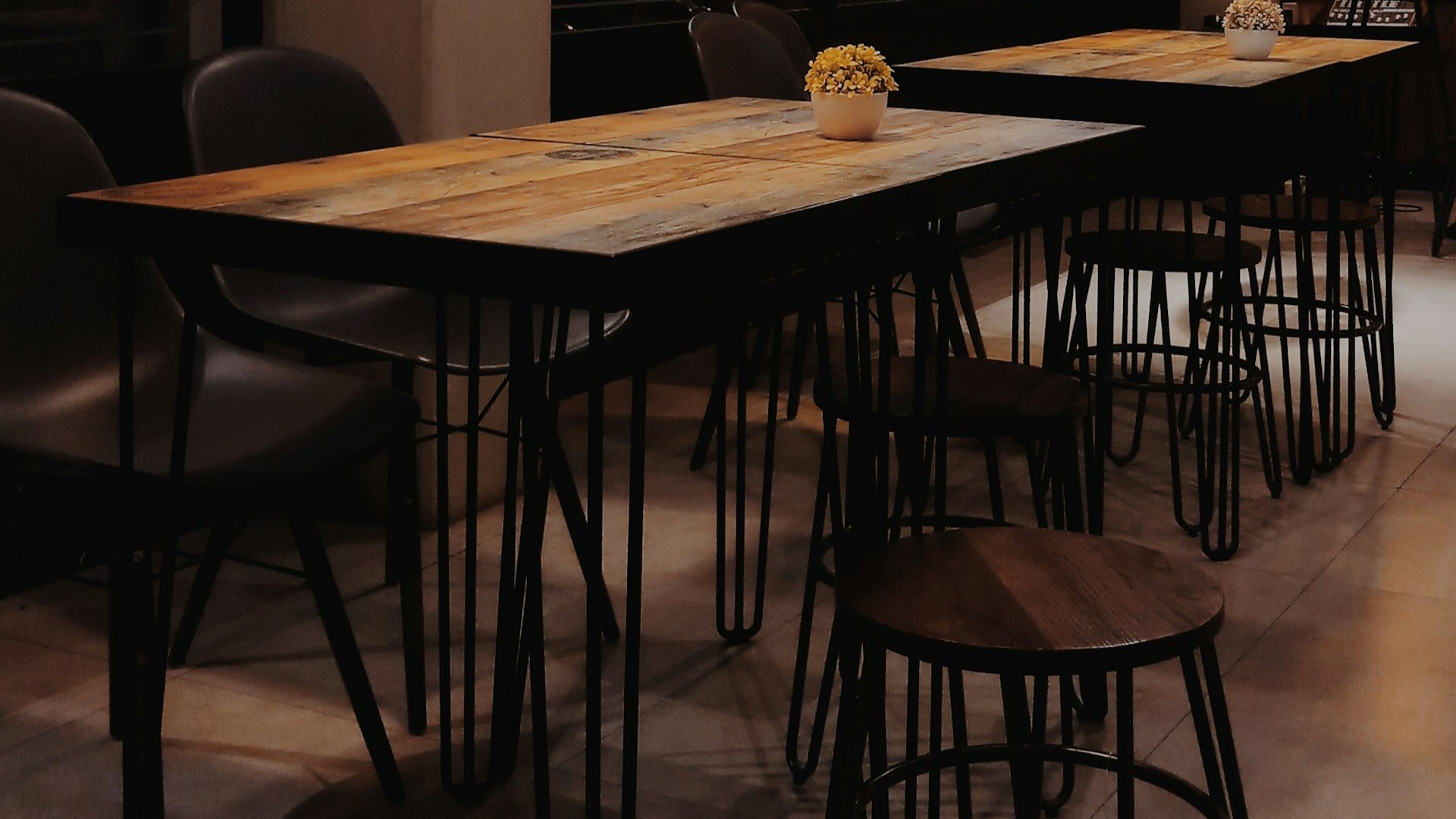 工業風裝潢_木餐桌示意