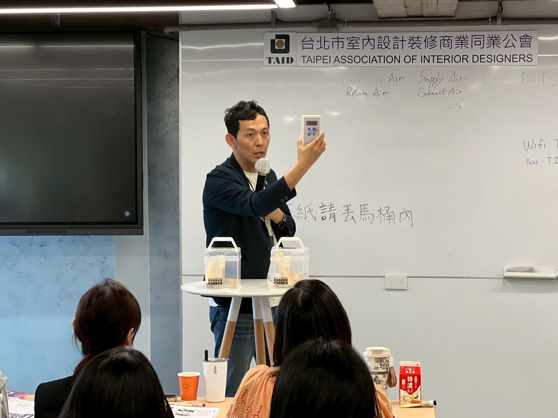 講師示範健康裝修檢測儀器的操作方式